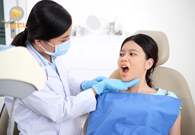 Bác sĩ tiến hành kiểm tra và vệ sinh răng miệng trước khi tẩy trắng răng