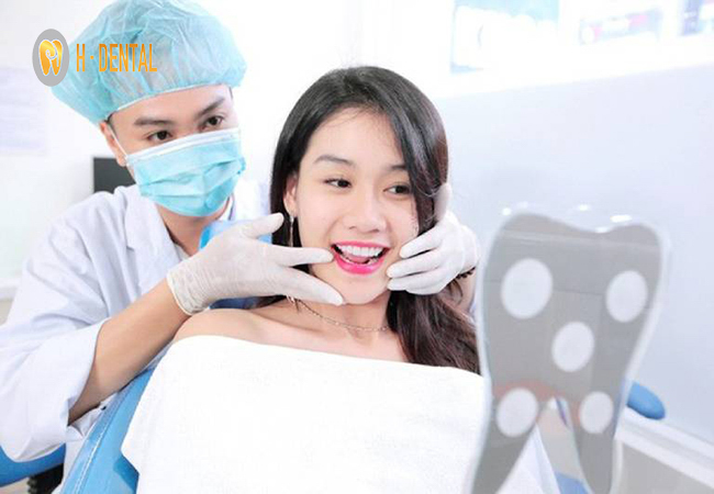 Quy trình chữa tủy răng bắt đầu bằng việc thăm khám tình trạng 